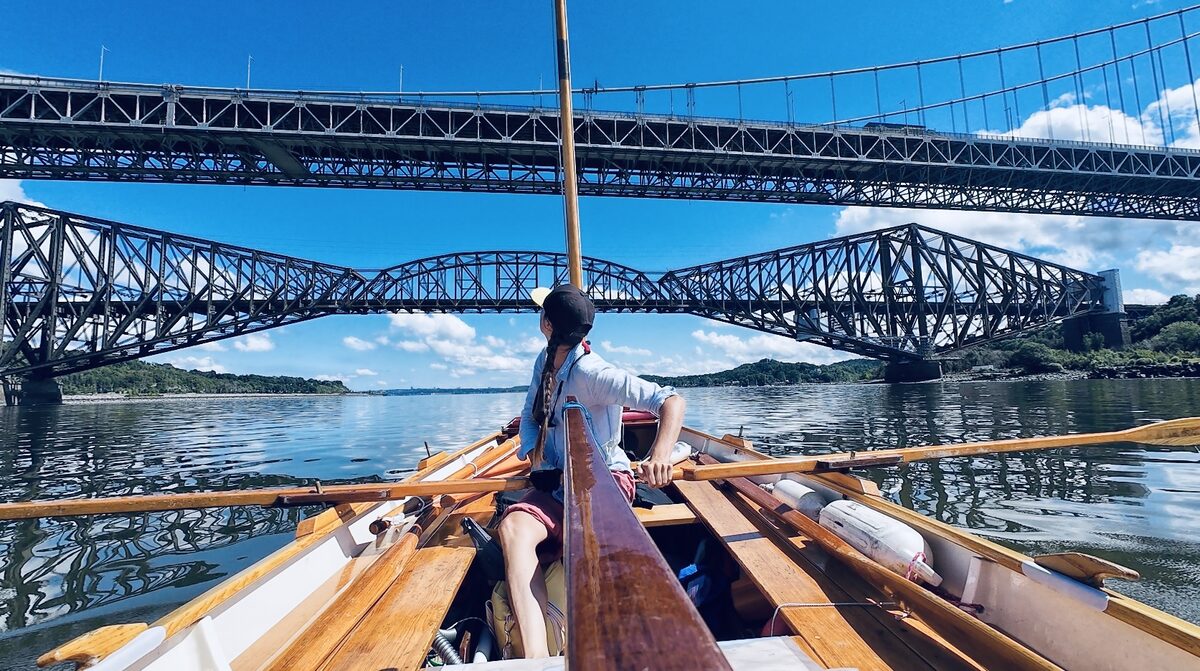Gwenn rame à bord de Méaban sous les ponts de Québec
